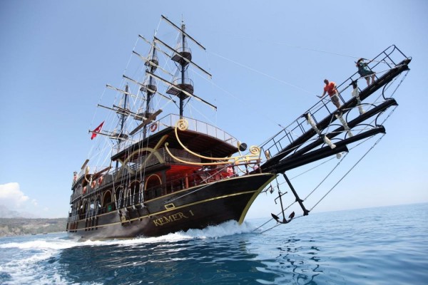 Экскурсия на пиратской лодке из Кемера
