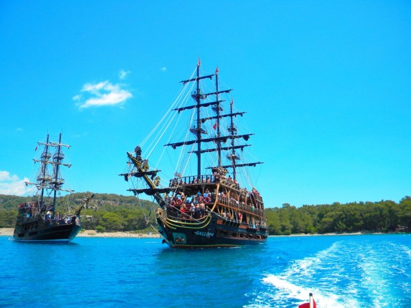 Экскурсия на пиратской лодке в Анталии